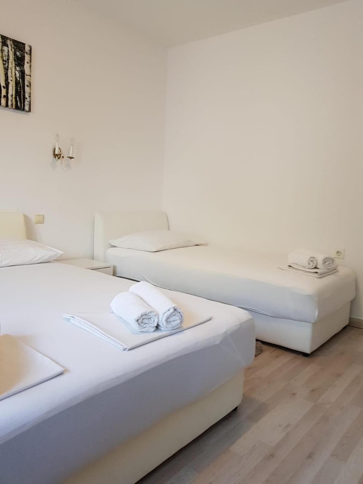 Apartmani Jureta Okrug Gornji Exterior photo